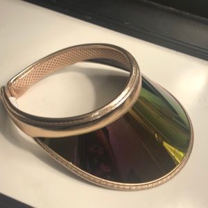 A very cute and shiny visor.